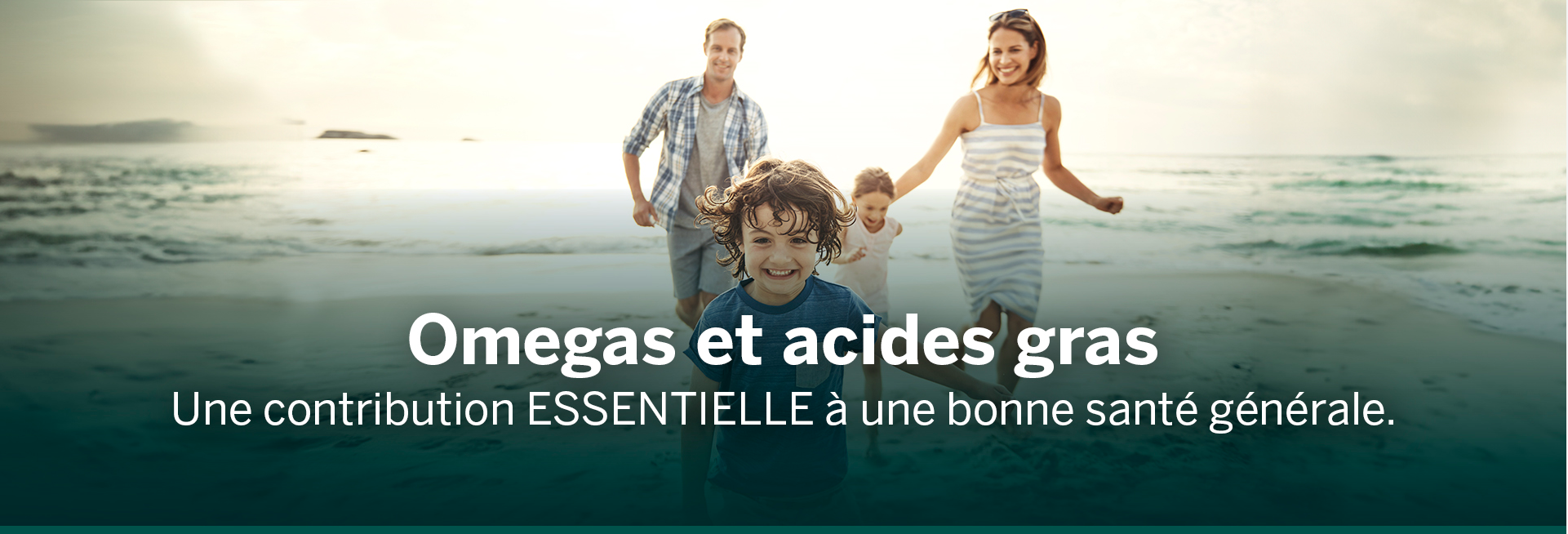 Les omégas et les acides gras sont une contribution essentielle à une bonne santé globale. Une photo d’une famille souriante et courant à la plage.