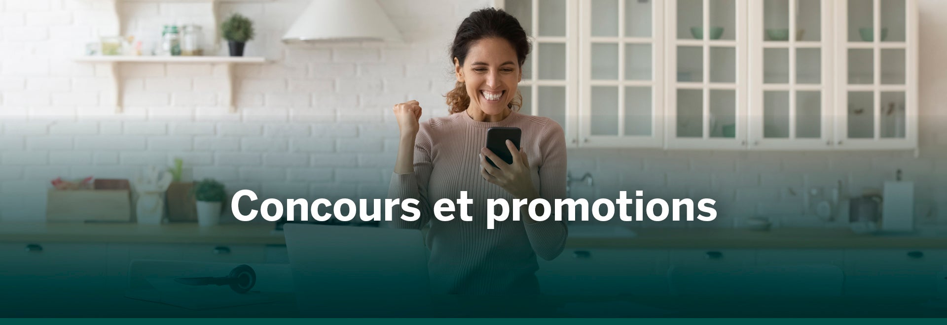 Des femmes tenant son téléphone et enthousiastes célébrant la victoire d'un concours avec le texte disant concours et promotions.