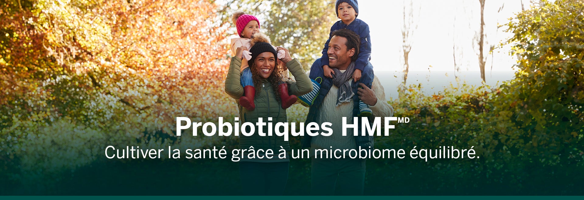 Famille marchant dehors, souriant et riant. Le mari et la femme tiennent les deux enfants sur leurs épaules et le texte indique que les probiotiques HMF cultivent la santé grâce à un microbiome équilibré.