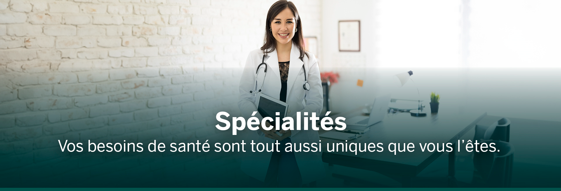 Spécialités dont vos besoins en matière de santé sont aussi individuels que vous l'êtes avec un médecin souriant dans son cabinet.