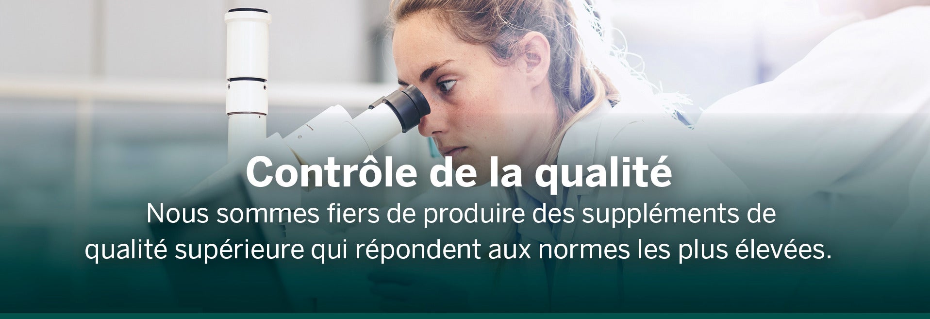 Une femme médecin regardant un microscope.