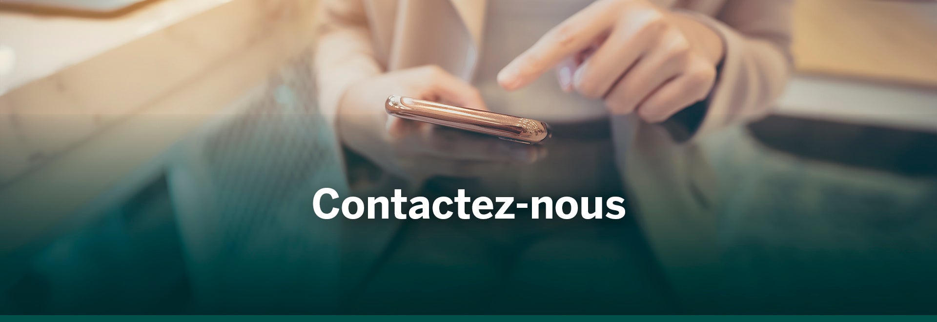 Contactez-nous écrit au-dessus de l'image d'une personne envoyant des SMS sur son téléphone portable.