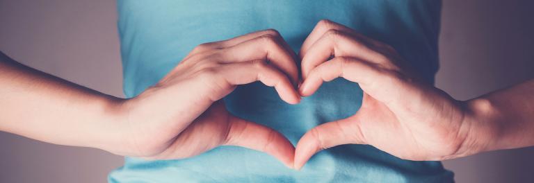 Mains formant une forme de coeur.