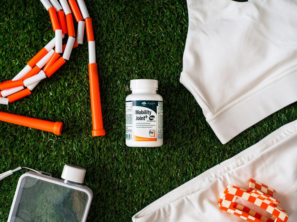 une-bouteille-blanche-de-vitamines-et-de-corde-a-sauter-orange-sur-l-herbe
